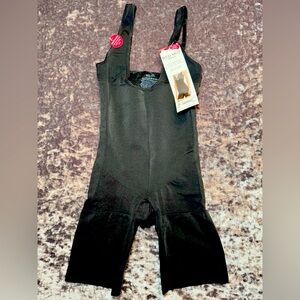 SPANX Red Hot Flat Out Flawless Open bust, mid-thigh Bodysuit. Black, X-Large